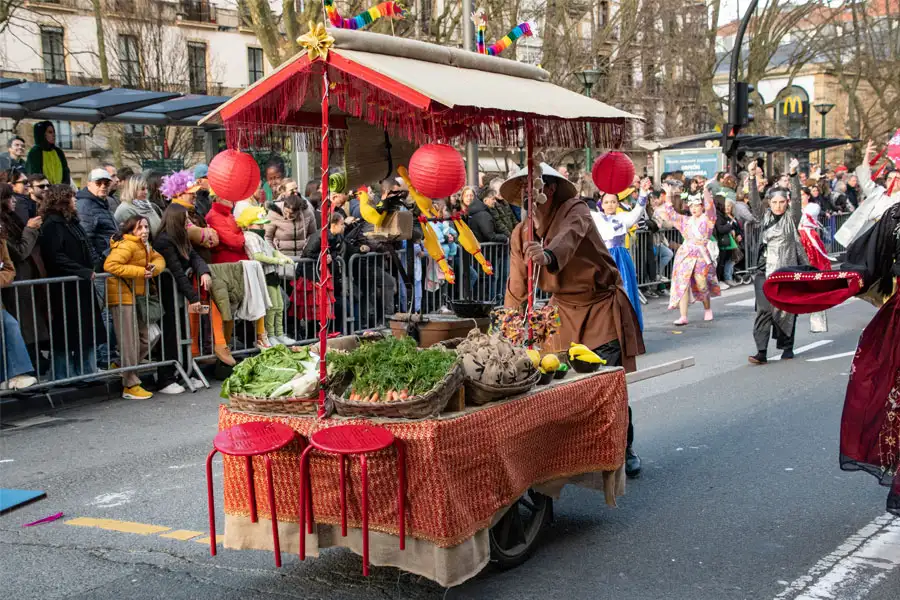 Comparsa Santa Bárbara en un desfile