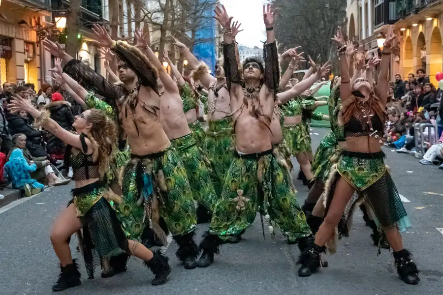 Comparseros/as bailando durante el desfile