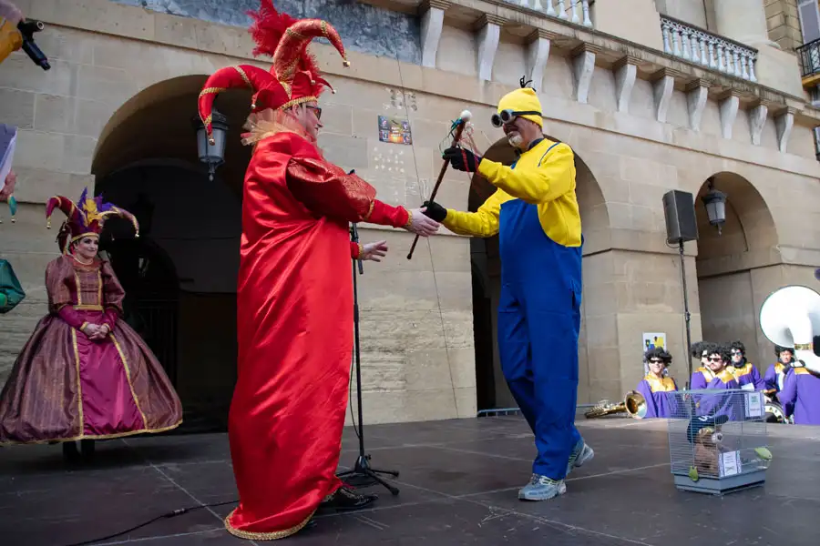 Traspaso de poderes en la plaza de la Constitución entre el alcalde de Donostia / San Sebastián y el dios Momo 2025