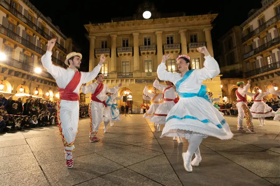 Actuacion de,los Euskal inauteriak en la plaza de la Constitución
