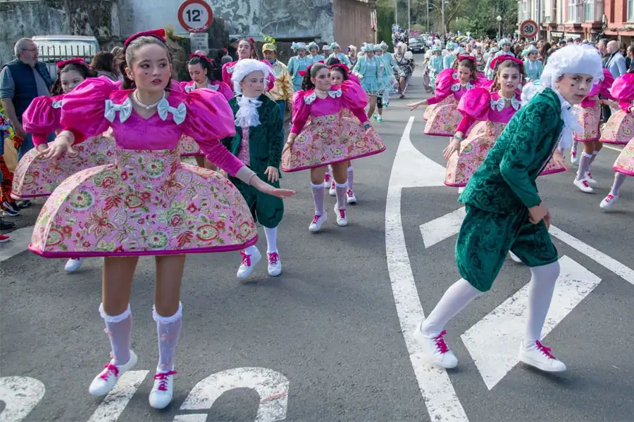 Una comparsa bailando en Altza