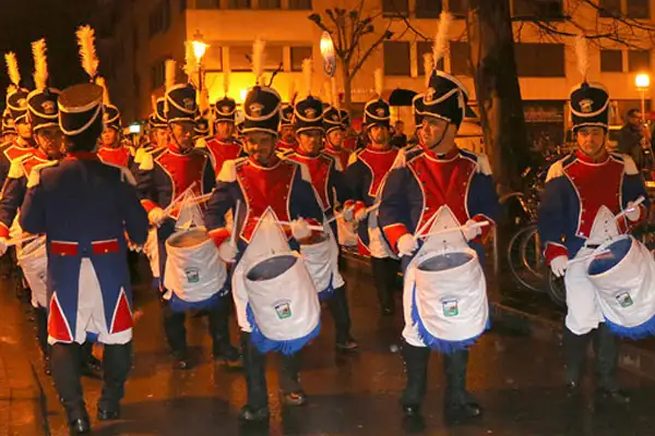 La Tamborrada de sansustene por las calles del barrio