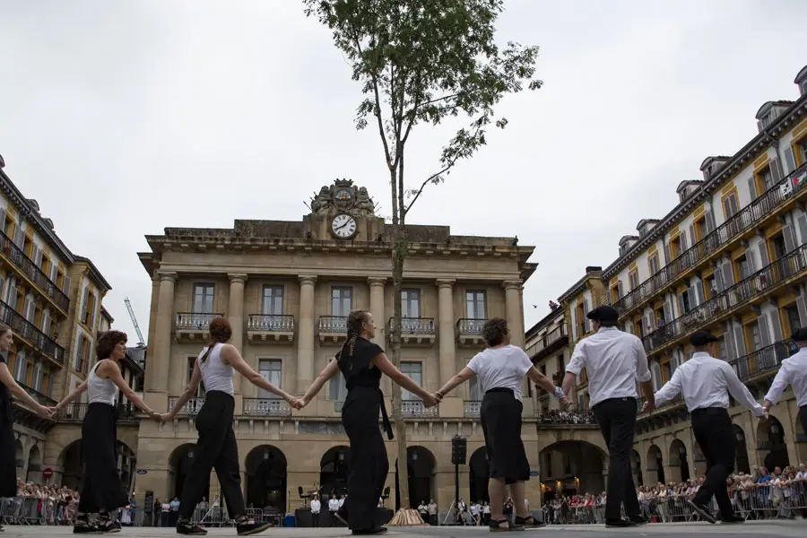 Dantzaris alrededor del árbol en la plaza de la Constitución