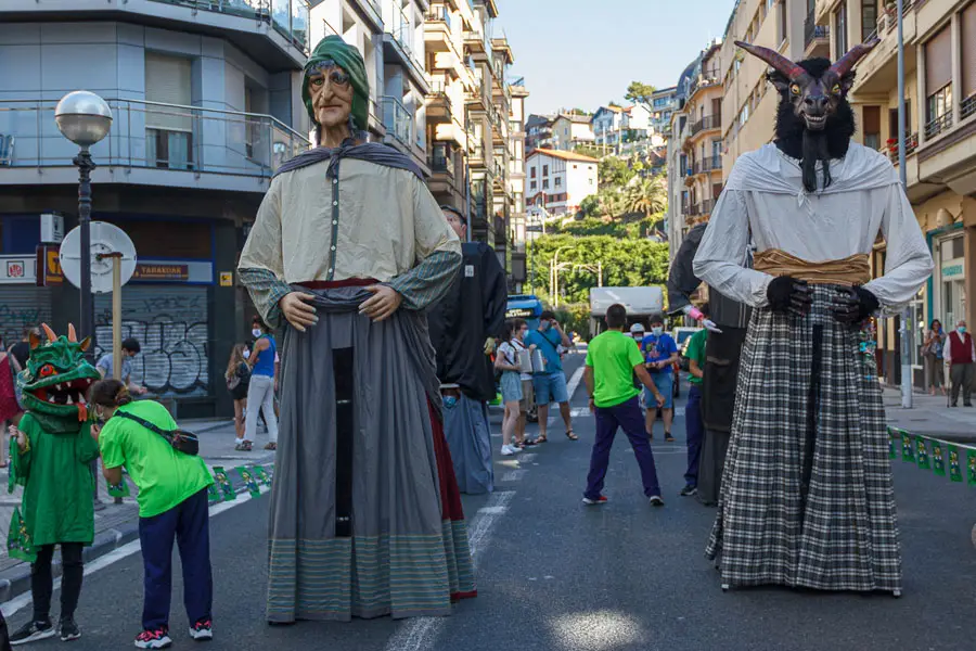 Gigantes y cabezudos en las fiestas de Gros