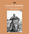 Cartel de la exposición Graciela Iturbide, sorpresas del camino. la imagen principal es una  mujer sentada tomando cerveza