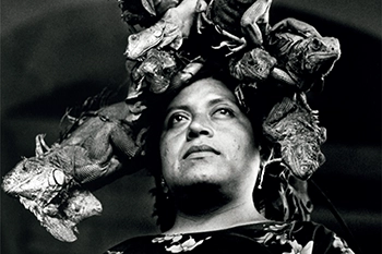 Retrato en blanco y negro de mujer con iguanas en la cabeza