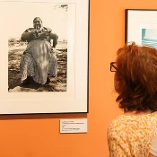 Una mujer observa una fotografías de Graciela Iturbide