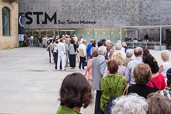Público de la Quincena Musical haciendo cola para entrar al museo