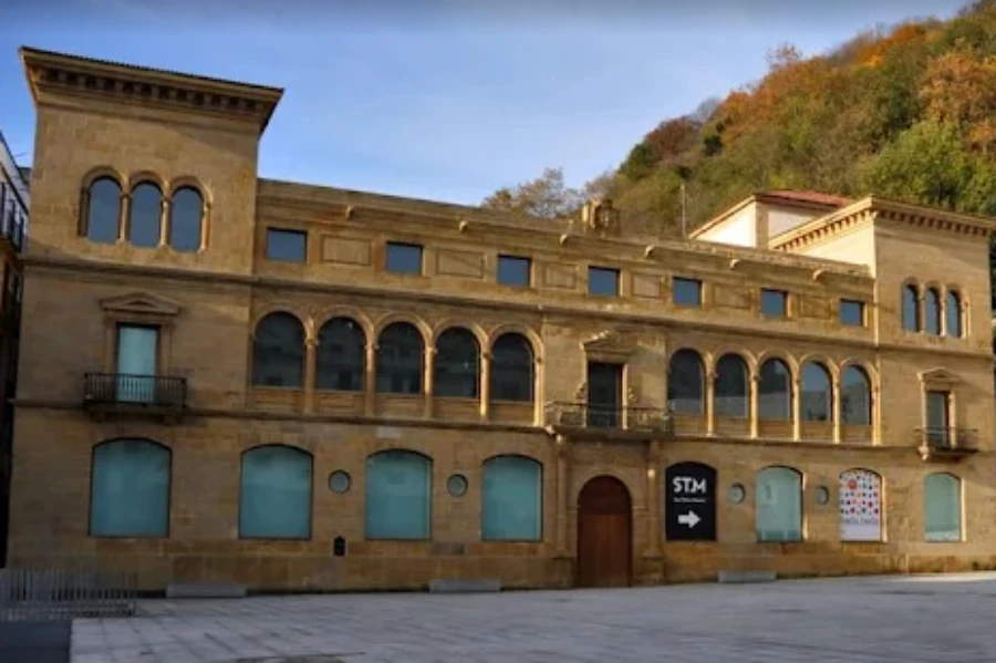 Fachada histórica del museo san telmo