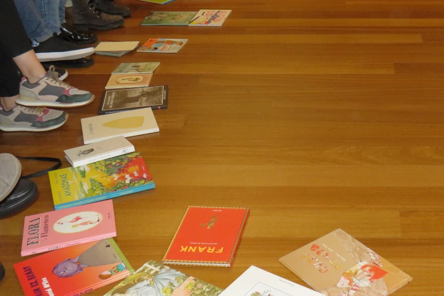 Libros en el suelo