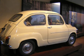 Un coche SEAT 600 en la exposición permanente de San Telmo