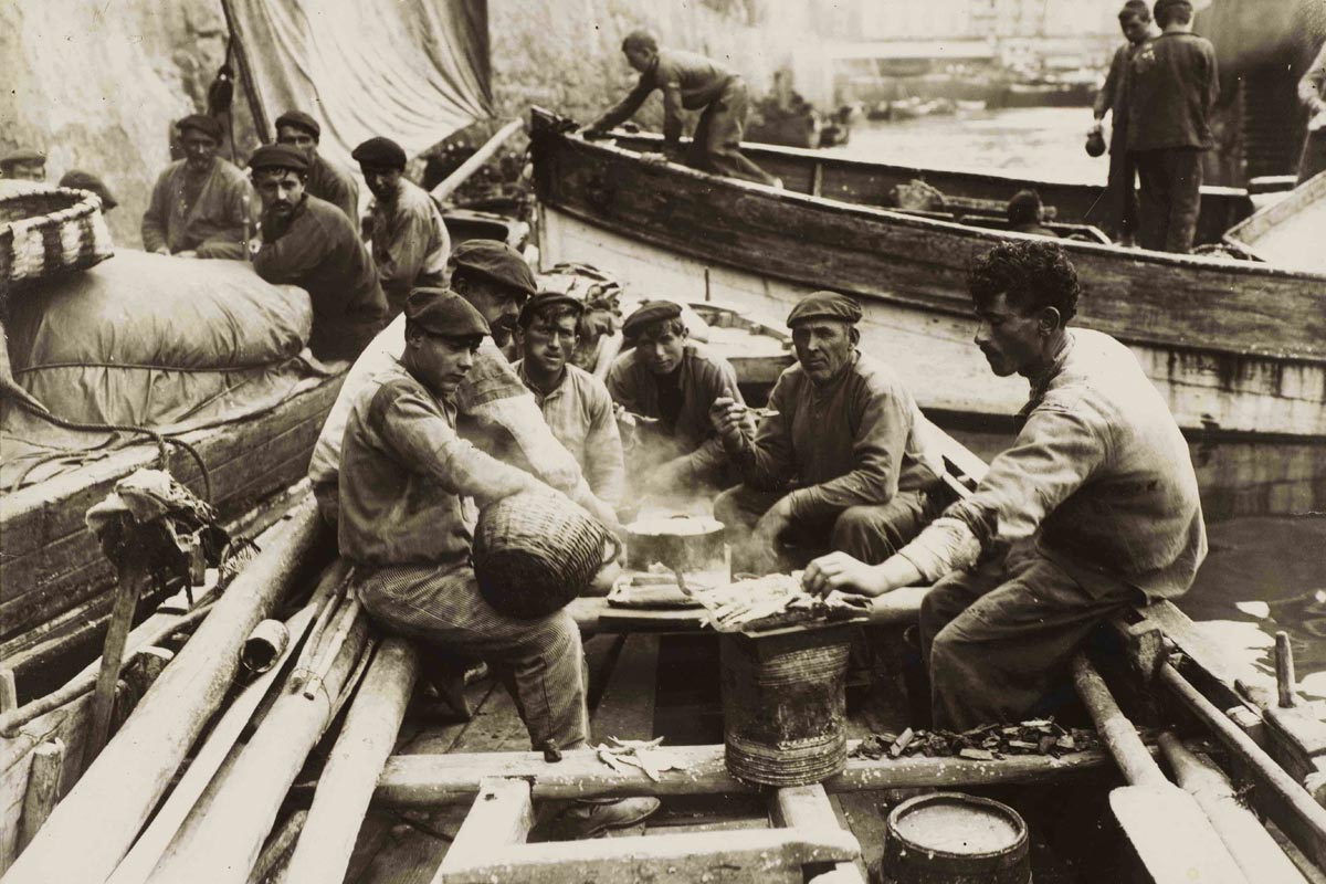 Pescadores comiendo a bordo de su embarcación, 1910 Donostia. (Museo San Telmo).