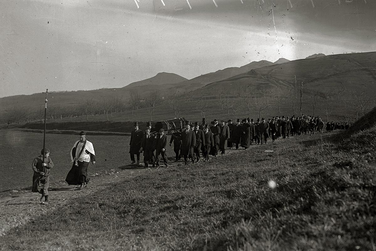 Cortejo fúnebre por un sendero, 1918. (Kutxateka - Fondo Fotocar - Ricardo Martín).
