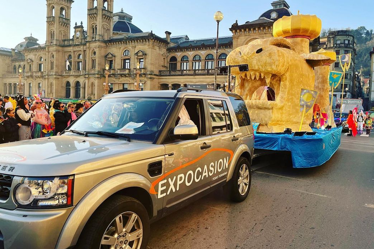 Carroza tirada por vehículo de Expocasiónndo el premio