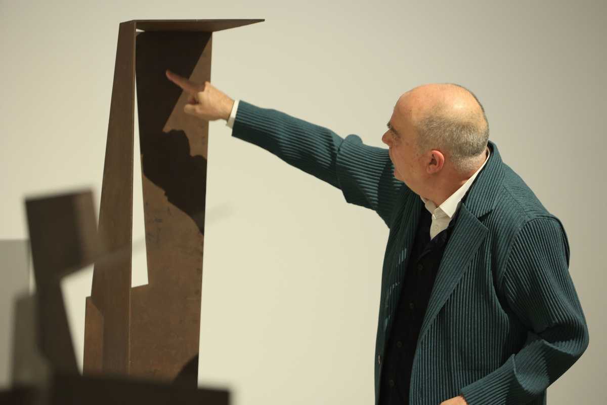 El comisario de la exposición explica una de las obras. Foto: Oskar Moreno
