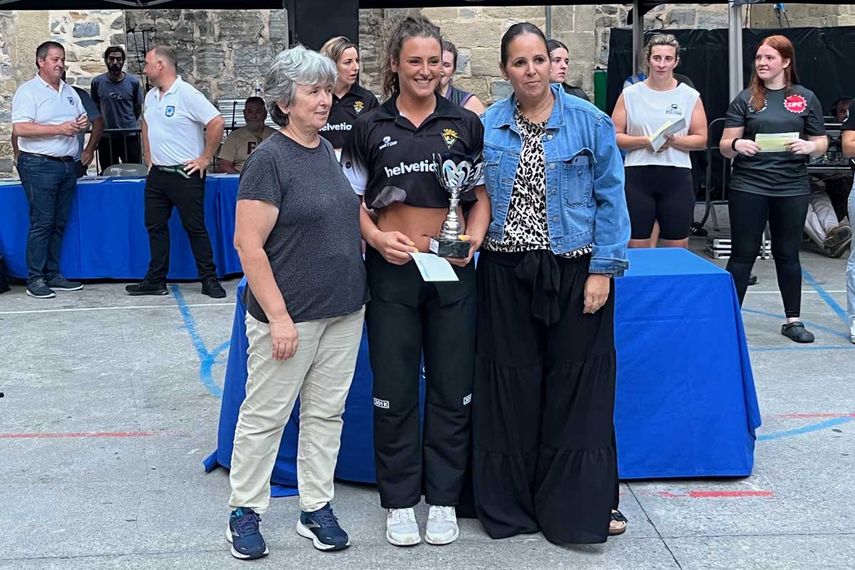 Ainitze Zumeta ganadora de la prueba con el trofeo