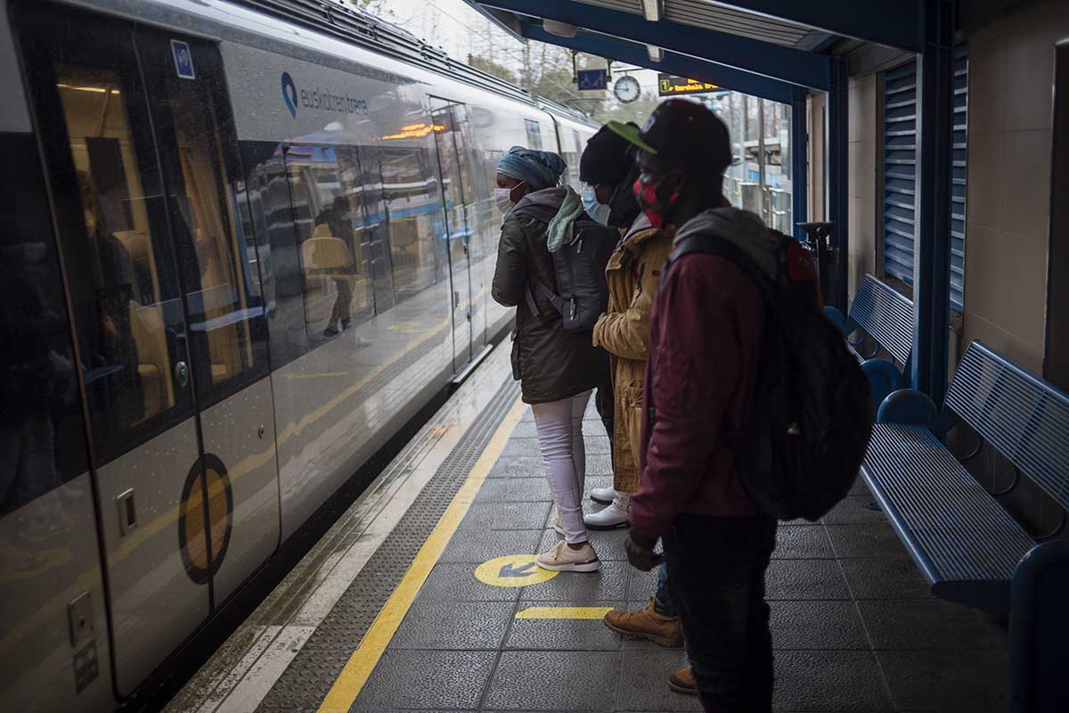 Migrantes en una estación de tren