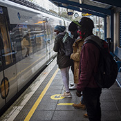 Migrantes en una estación de tren