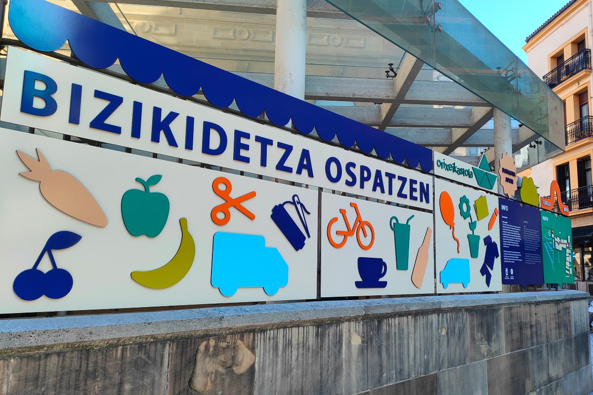 Un Icono Con Un Edificio Escolar Con Diferentes Colores En Este Círculo  Vectorial PNG ,dibujos Un, image size:1200x800