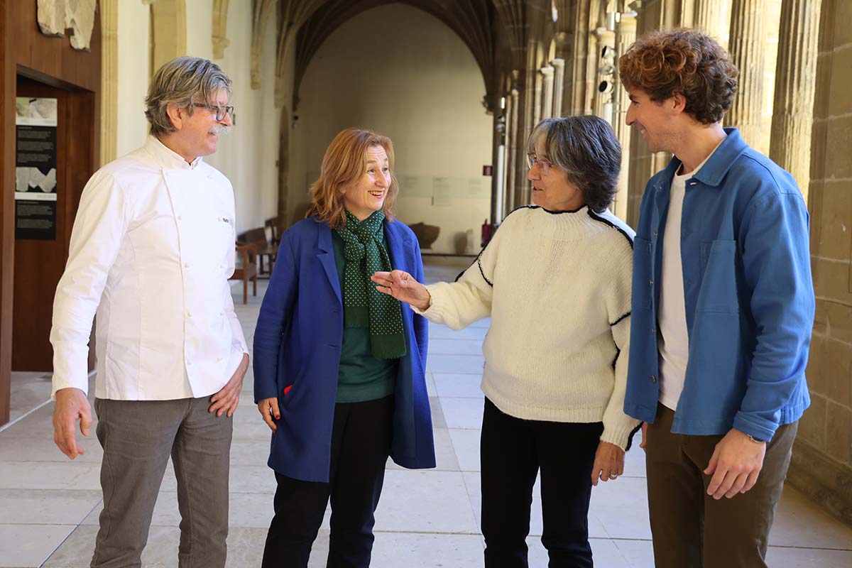 Rafa Gorrotxategi, Arantza Urkia, Susana Soto, Jon Insausti en el claustro del museo