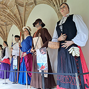 Gigantes en el claustro del museo