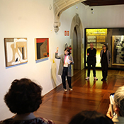 La comisaria Miren Vadillo en la exposición