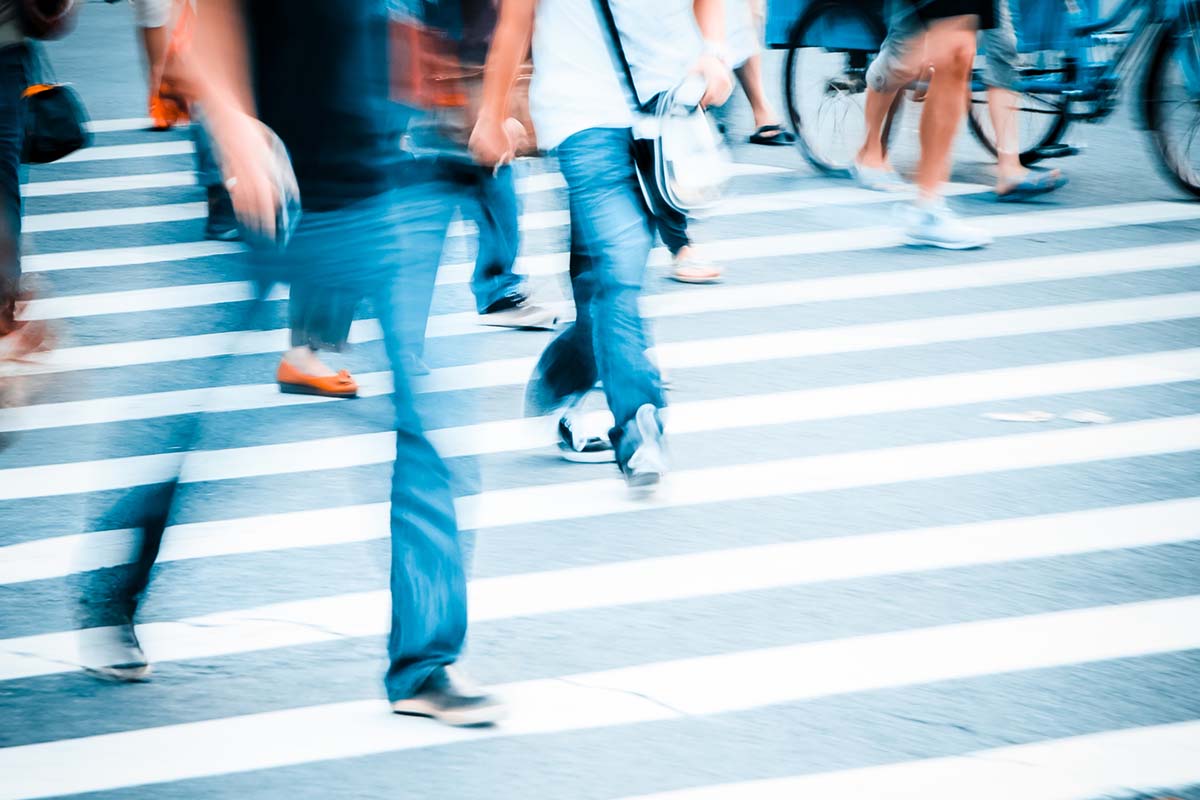 Pertsonak zebra bidea pasatzen