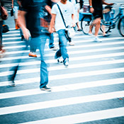 Personas cruzando un paso de cebra