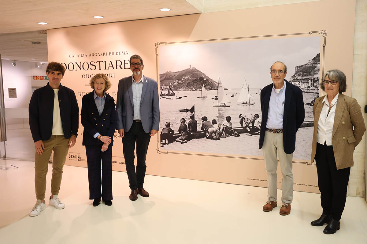 "Donostiaren oroigarri" erakusketaren aurkezpenean: Jon Insausti, Lola Horcajo, Eneko Goian, Juan José Fernánde Beobide, Susana Soto