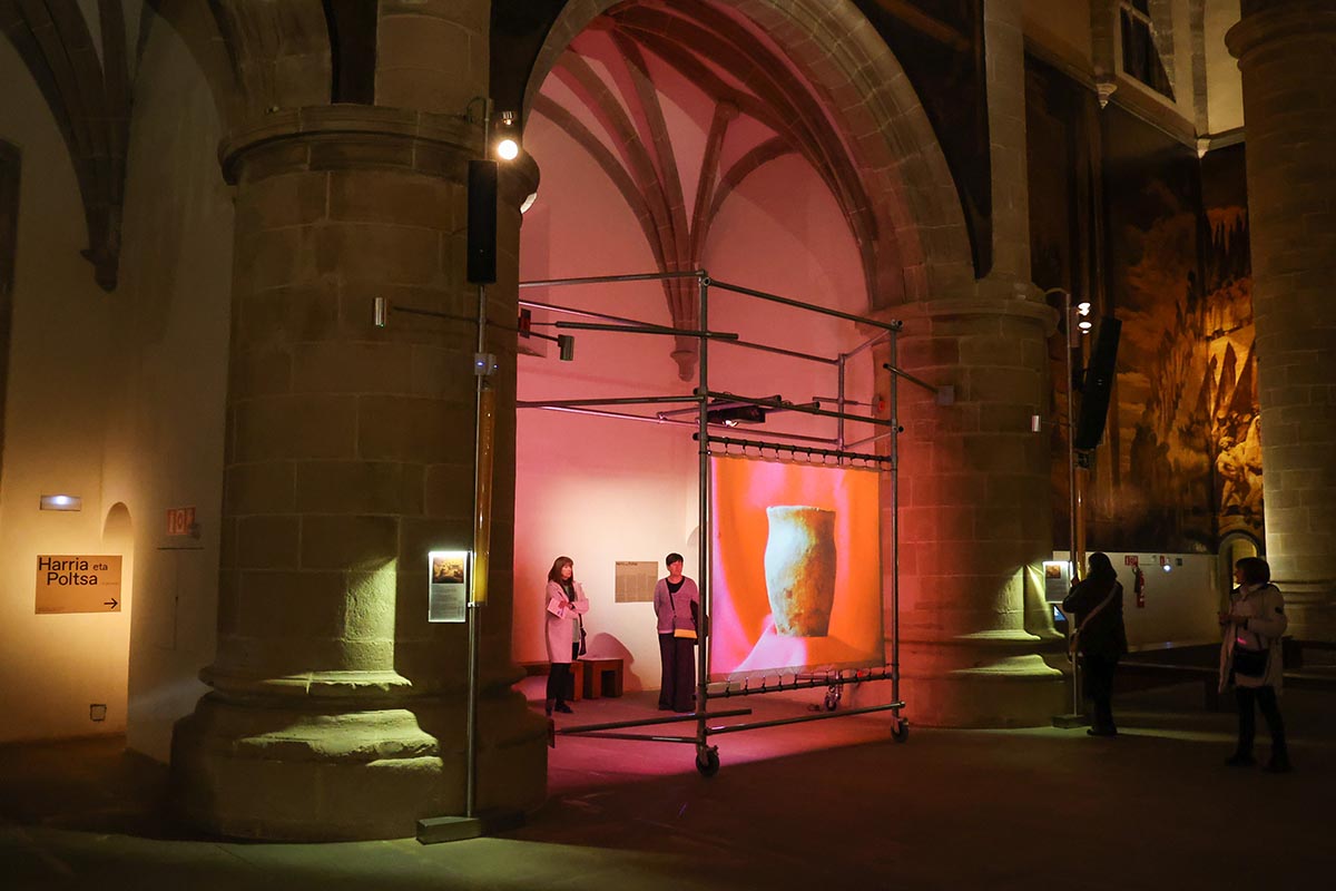 Instalación Harria eta poltsa en la iglesia del Museo San Telmo