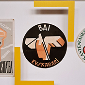 Bai euskarari ekimeneko pegatina erakusketa iraunkorrean