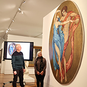 Nabarmendutako obra San Telmo Museoaren aretoan, Jaime Otamendi eta Ana Santo Domingo ondoan