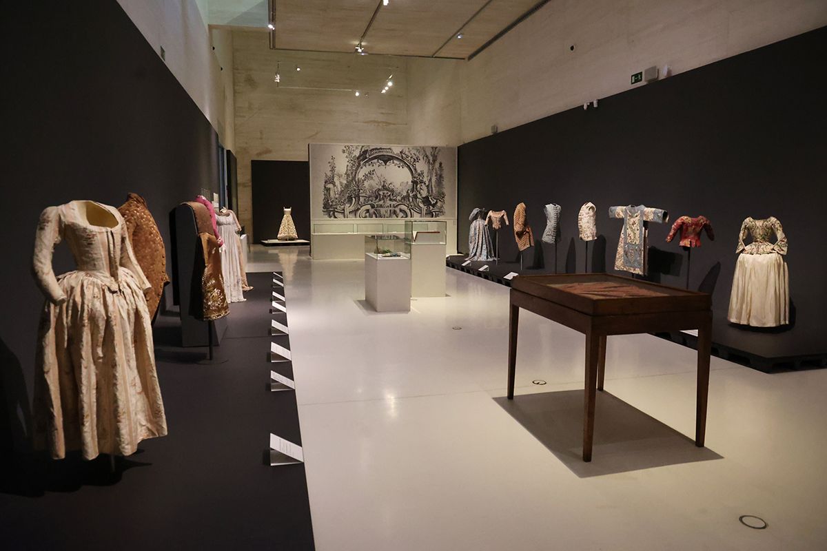 Sala de la exposición Vistiendo un jardin