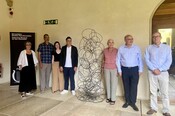 Imagen de la presentación, con representantes de instituciones y ciclos de música junto a la pieza donada este año. De izquierda a derecha: Susana Soto, Eneko Goia, Alaia Belaunzaran, Eros Jaca, Yolanda Bernardo, Javier García y Patrick Alfaya. 