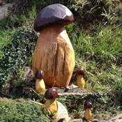 Esculturas de setas en madera