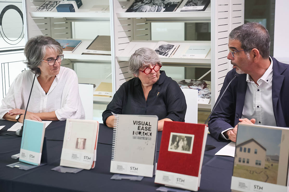 Susana Soto, Gabriela Cendoya eta Eneko Goia alkatea San Telmo Museoko liburutegian