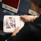 Gabriela Cendoya ojeando un fotolibro en la biblioteca dle museo