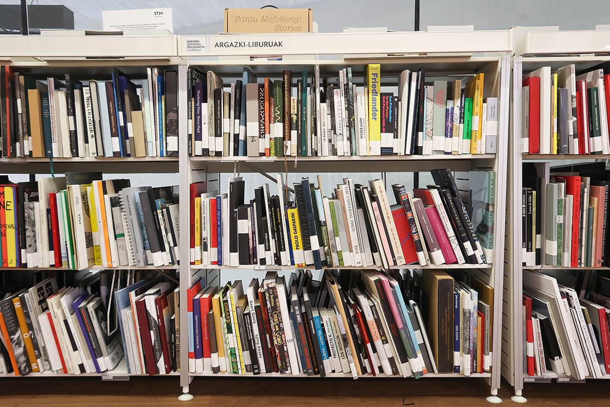 La colección de fotolibros STM-GCBC en la biblioteca del museo
