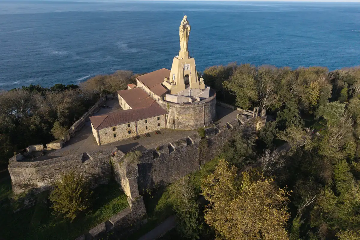 Jesusen Bihotzaren monumentua Urgullen