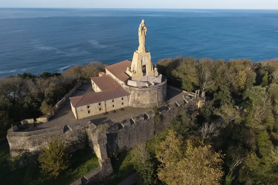 Jesusen Bihotzaren Monumentua Urgull Mendian