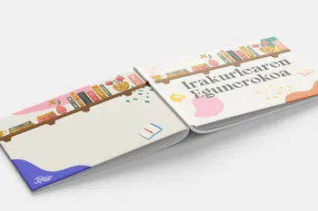 Imagen del taller de encuadernación. El libro Irakurlearen egunerokoa abierto y boca abajo