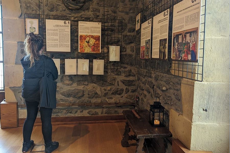Una de las paneles de la exposición Pindro Dantzariz