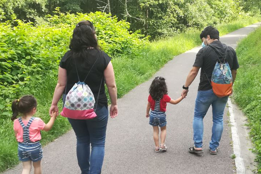Familia caminando en el parque