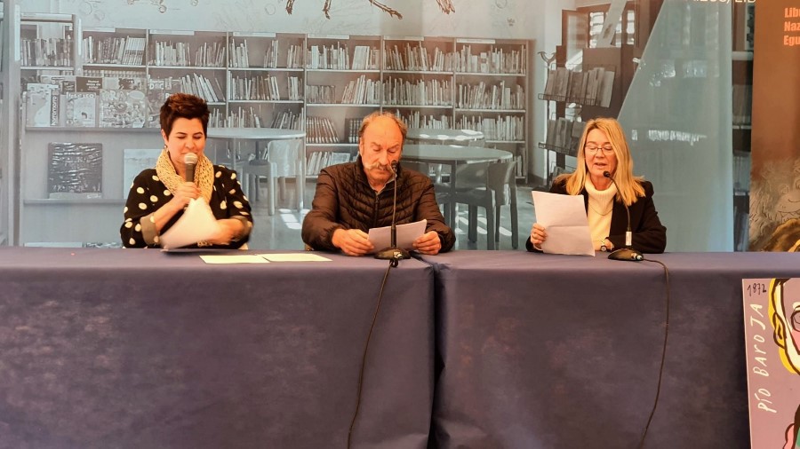 tres personas haciendo una lectura o presentación