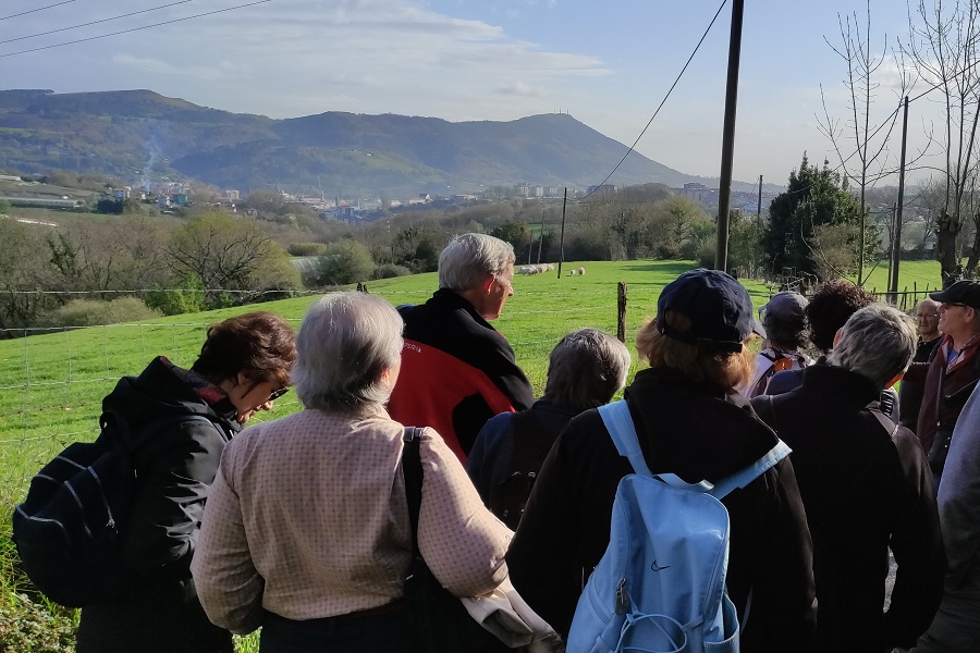 Pertsona taldea mendian, naturaz gozatzen