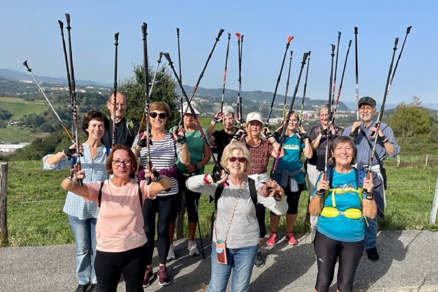 Grupo de gente con bastones de Marcha Nórdica