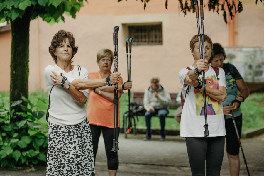 Grupo de gente con bastones de Marcha Nórdica