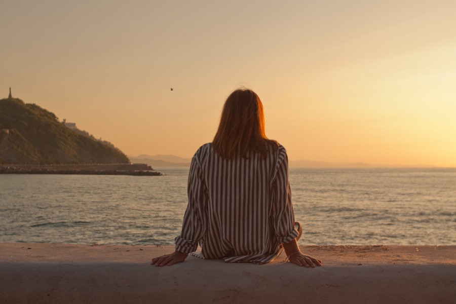 Una mujer mirando al mar