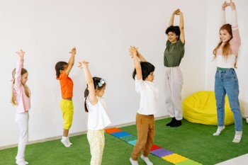 niños en movimiento