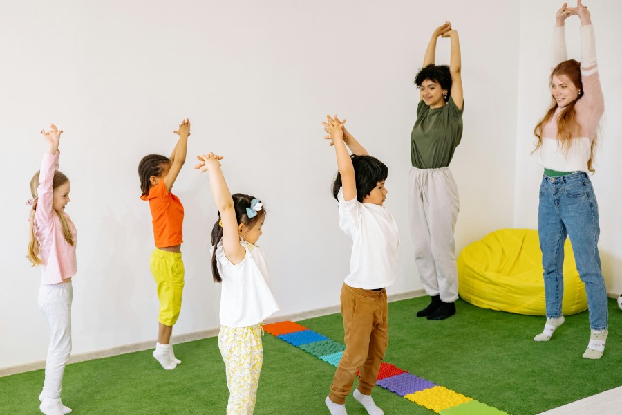 niños en movimiento